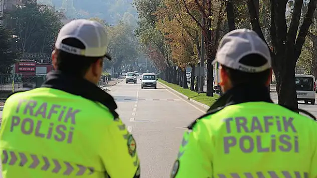 Araçta sigara kullanan sürücü ve yolculara ceza