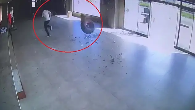Araçtan koparak üzerine doğru gelen tekeri son anda fark etti, ölümden döndü