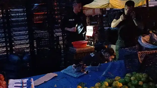 Aralarında husumet bulunan pazarcıyı tezgahı başında vurdu