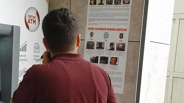 Aranan teröristler afişlerle duyuruluyor