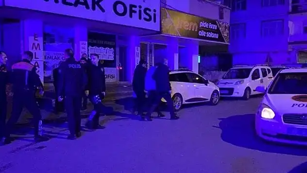 Aranması olan şahıs uygulama yapan polise bıçak çekti
