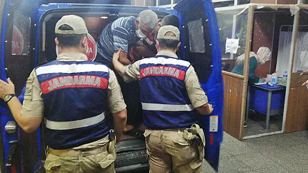 Arazi anlaşmazlığı tartışmasında oğlu ve gelinini öldürdü
