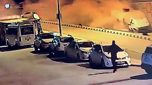 Arazözün otomobil ile istinat duvarına çarptığı kaza kamerada 1 ölü, 1 yaralı