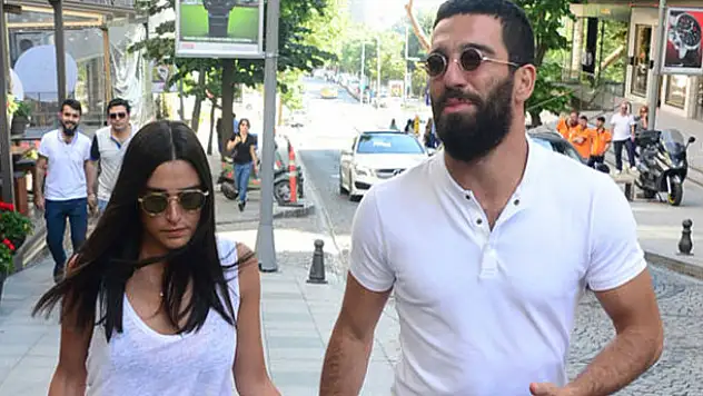 Arda Turan ile Aslıhan Doğan'dan aşk pozu
