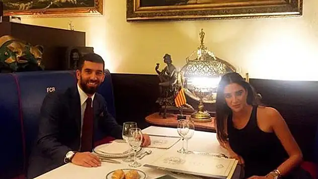 Arda Turan sevgilisine kalkan oldu: 'Fotoğrafı koymasını ben istedim'