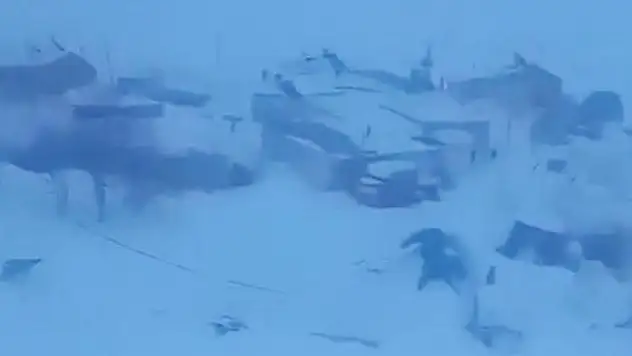 Ardahan'da 4 evin üzerine çığ düştü: 11 kişi kendi imkanlarıyla kurtuldu

