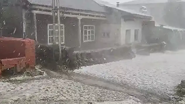 Ardahan'da dolu yağışı sonrası her yer beyaza büründü
