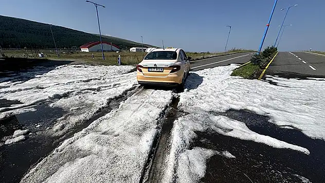 Ardahan'da gece etkili olan dolu, güneşe rağmen erimedi

