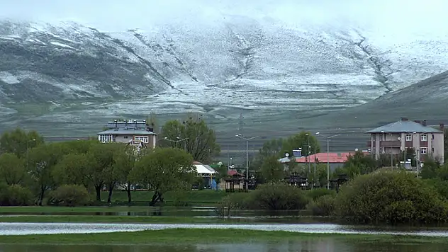 Ardahan'da hava sıcaklığı düştü, yüksek kesimlere kar yağdı
