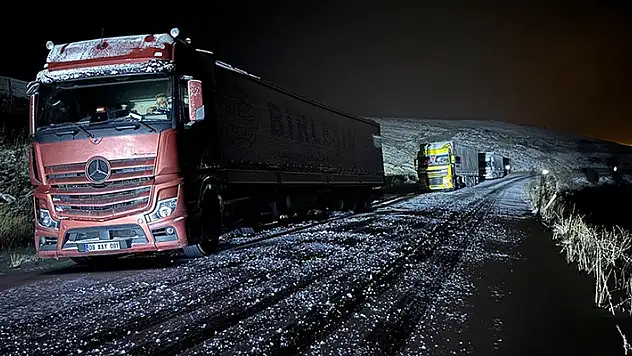 Ardahan'da kar ve buzlanma nedeniyle tırlar yolda kaldı
