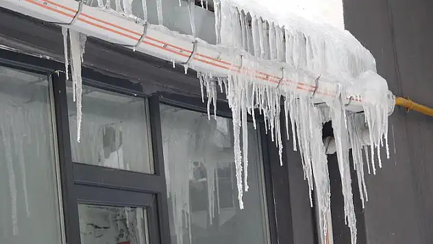 Ardahan'da soğuk hava: Araçlar çalışmadı, buz sarkıtları oluştu
