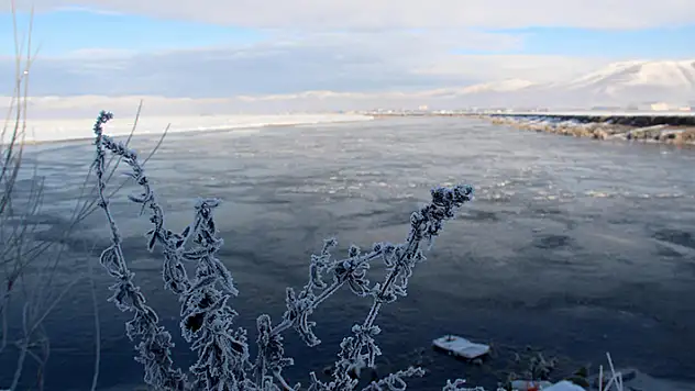 Ardahan'da soğuk hava: Kura Nehri'nin yüzeyi buz tuttu

