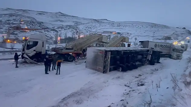Ardahan-Kars kara yolunda zincirleme buzlanma kazası: 8 araç birbirine girdi


