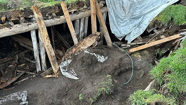 Ardahan'da sağanak nedeniyle ahırın çatısı çöktü