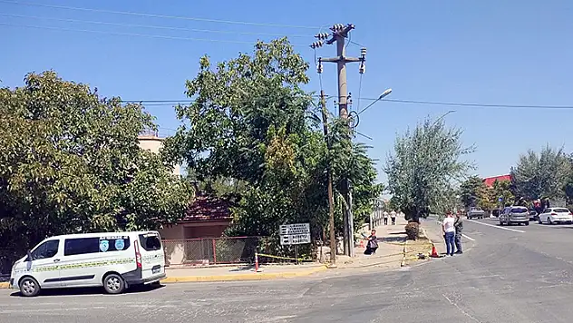 Arıza gidermek için çıktığı direkte akıma kapılan işçi öldü
