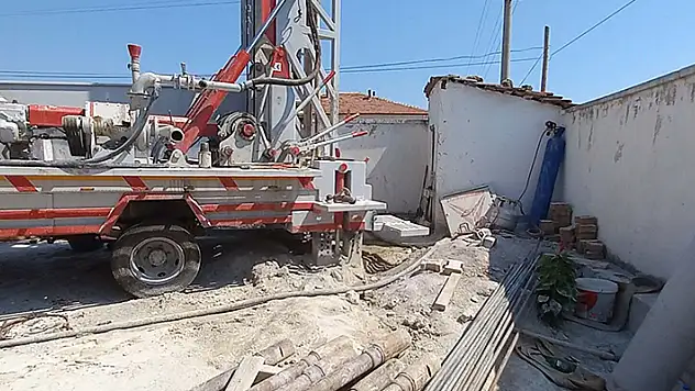 Arıza yapan sondaj makinesinin tamiri sırasında yaşanan patlamada bir kişinin ayağı koptu, 2 kişi de hafif yaralandı
