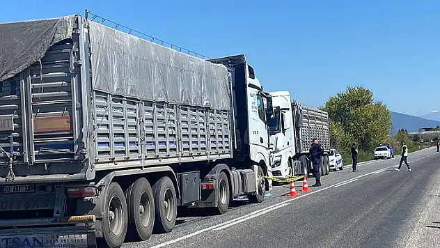 Arızalanan aracından inen sürücüye tır çarptı

