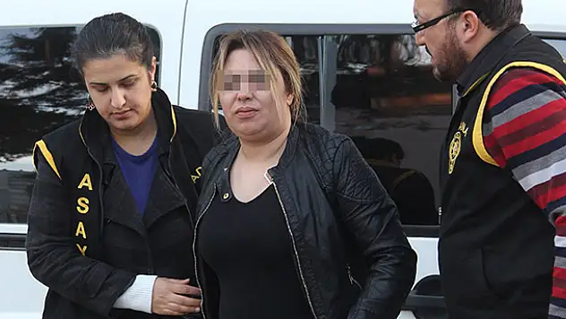 Arkadaşına fuhuş yaptırırken yakalandı
