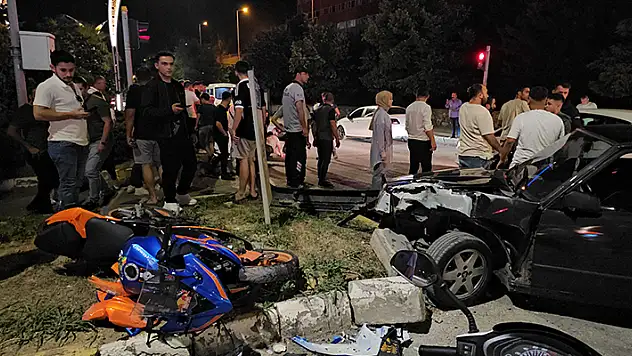 Arkadaşlarına yetişmek için kırmızıda geçen ehliyetsiz motosikletli, otomobile çarpıp ağır yaralandı
