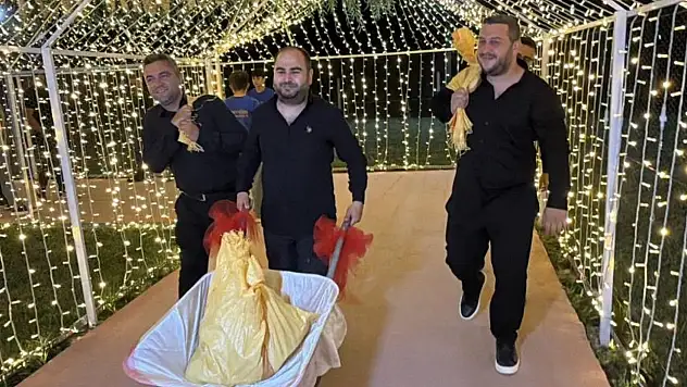 Arkadaşlarından damada unutulmaz takı