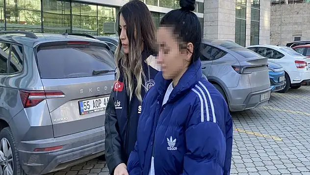Arkadaşlarını elektrik süpürgesinin demiriyle dövüp, telefonunu gaspeden 2 kadına gözaltı