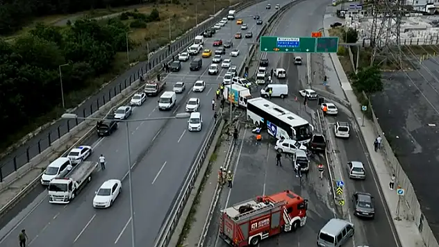 Arnavutköy'de karşı şeride geçen otobüs çok sayıda araca çarptı
