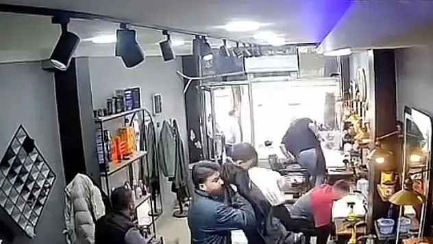 Arnavutköy'de deprem esnasında berber tıraş ettiği çocuğu omuzlayarak dışarı çıktı