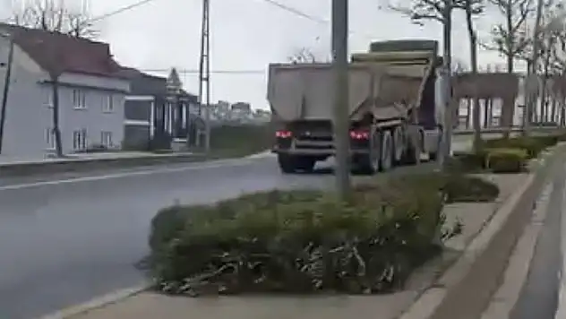 Arnavutköy'de hafriyat kamyonu ters yöne girerek süratle ilerledi