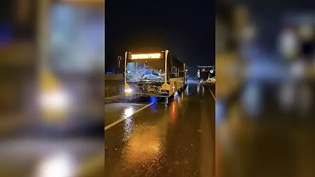 Arnavutköy'de İETT otobüsünün çarptığı araçtaki 1 kişi hayatını kaybetti