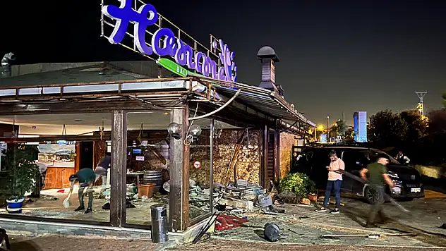 Arnavutköy'de otomobil restorana daldı, 4 kişi yaralandı