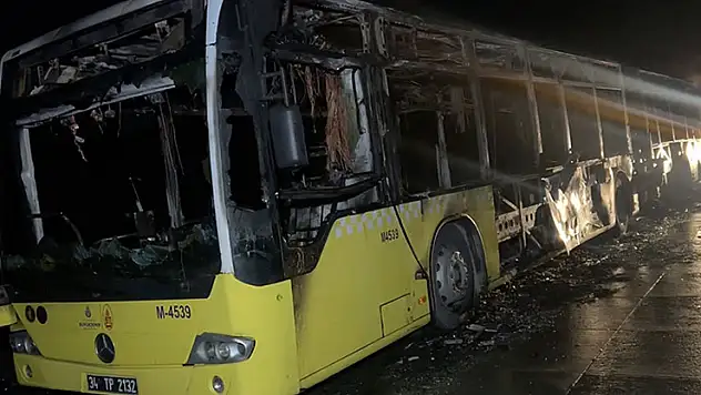 Arnavutköy'de yanan İETT otobüsü kullanılamaz hale geldi