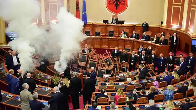 Arnavutluk Meclisinde şaşkına çeviren olay! Muhalif vekiller sis bombaları attı…

