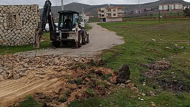 Arsasından geçen yolu kepçeyle kazdırıp taşlarla kapattı
