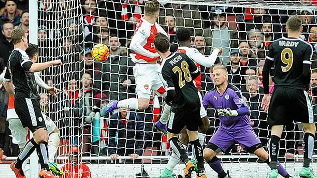 Arsenal lider Leicester City'i son dakika golüyle yıktı
