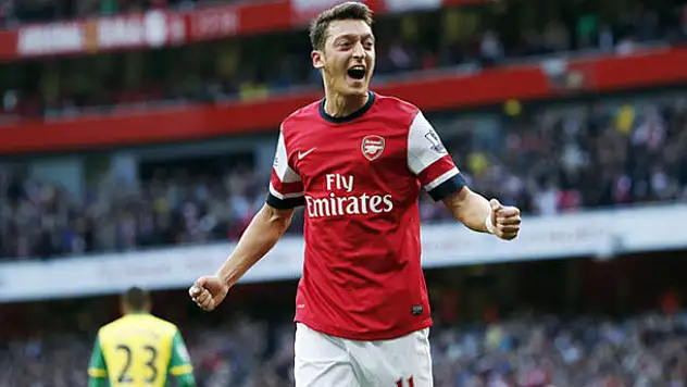 Arsenal, Mesut ile uzatma konusunda ısrarcı
