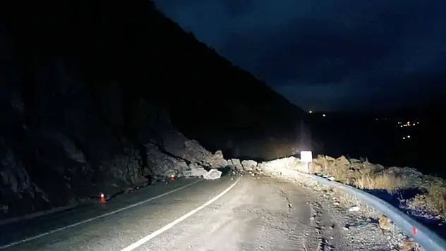 Artvin-Ardahan kara yolunda heyelan meydana geldi
