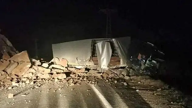 Artvin-Ardahan kara yolunda heyelan: Ulaşım tek şeritten sağlanıyor
