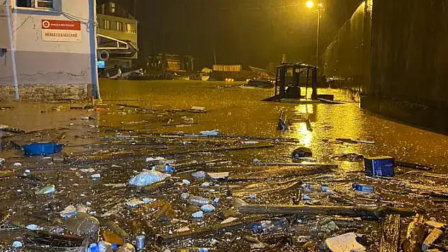 Artvin Borçka'da sel nedeniyle 4 bina tahliye edildi, 10 araç zarar gördü
