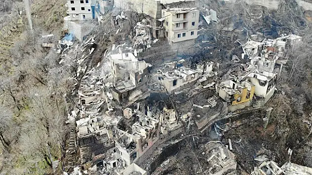 Artvin'de 60 hanenin yandığı köy havadan görüntülendi