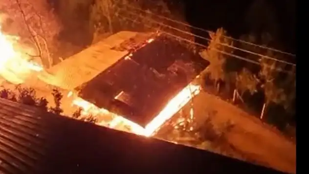 Artvin'de ev ve samanlık yangını: 2 kişi dumandan etkilendi
