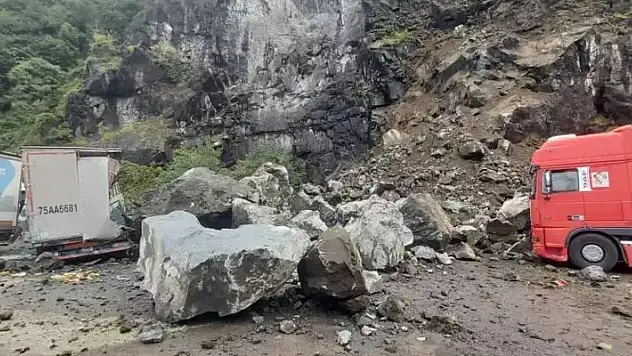Artvin'de heyelan! Dev kayalar park halindeki tırların üzerine düştü
