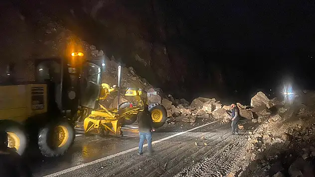 Artvin'de heyelan, kayalar kara yoluna düştü

