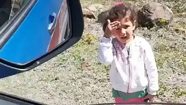 Artvin'de jandarmaya selam veren minik kız yürekleri ısıttı