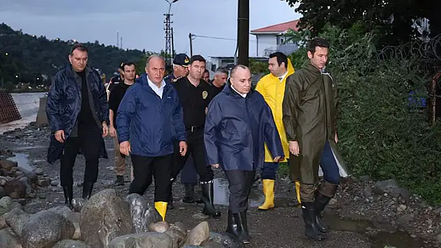 Artvin'de kuvvetli yağış ardından taşkın ve heyelan 32 köy yolu kapandı 
