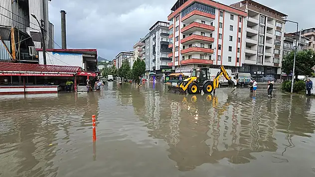 Artvin'de sağanak yollar göle döndü
