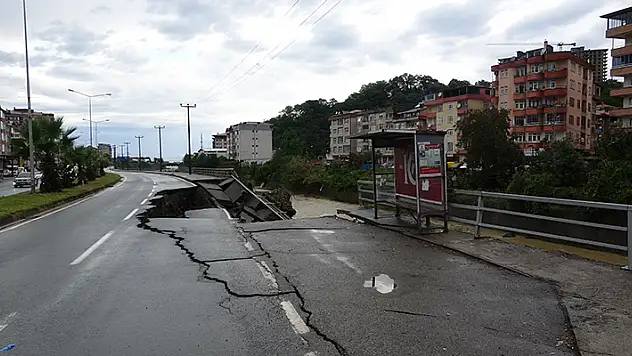 Artvin'de sel ve heyelanlarda kapanan köy yolları ulaşıma açıldı

