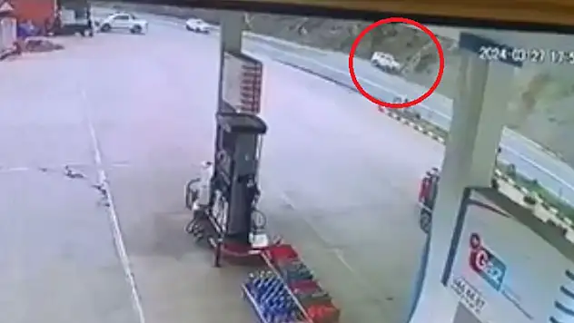 Artvin'de yamaca çarpan otomobildeki 2 gazeteciden 1'i öldü, 1'i ağır yaralandı kaza anı kamerada 
