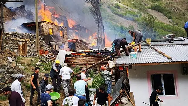 Artvin'in Yusufeli ilçesi Yüncüler köyünde yangın: 15'e yakın ev kül oldu
