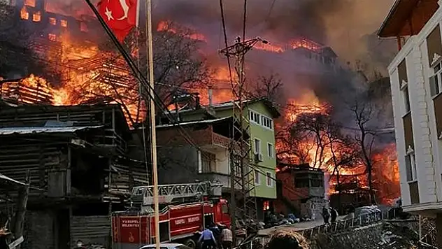 Artvin'in Yusufeli ilçesinde büyük yangın! 50 ev birden yanıyor