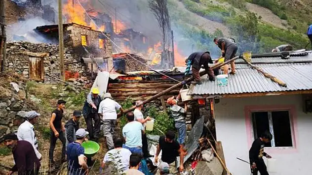 Artvin Yusufeli'nde yangın: 20'ye yakın ev yandı